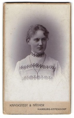 Fotografie Knackstedt &amp Näther, Hamburg-Eppendorf, Johanna Fuck in bestickte 