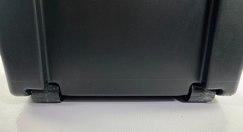 Caja de almacenamiento de juntas de armario con ruedas Sterilite 92 cuartos de galón Capacidad Foto 3 de 4