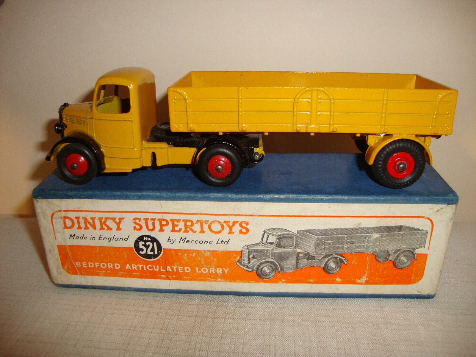 Dinky 521, Bedford Articulated Lorry - Free Price Guide & Review