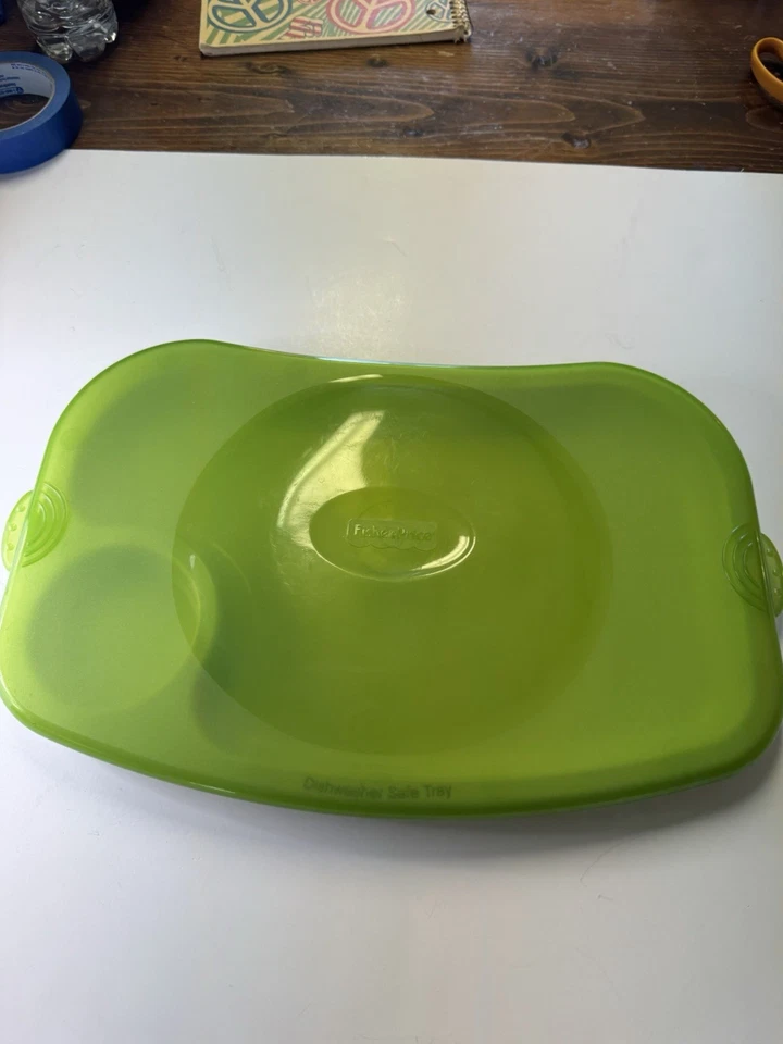 Fisher-Price baby feeding tray with snap-on lid. White tray with green lid - Image 2 of 4