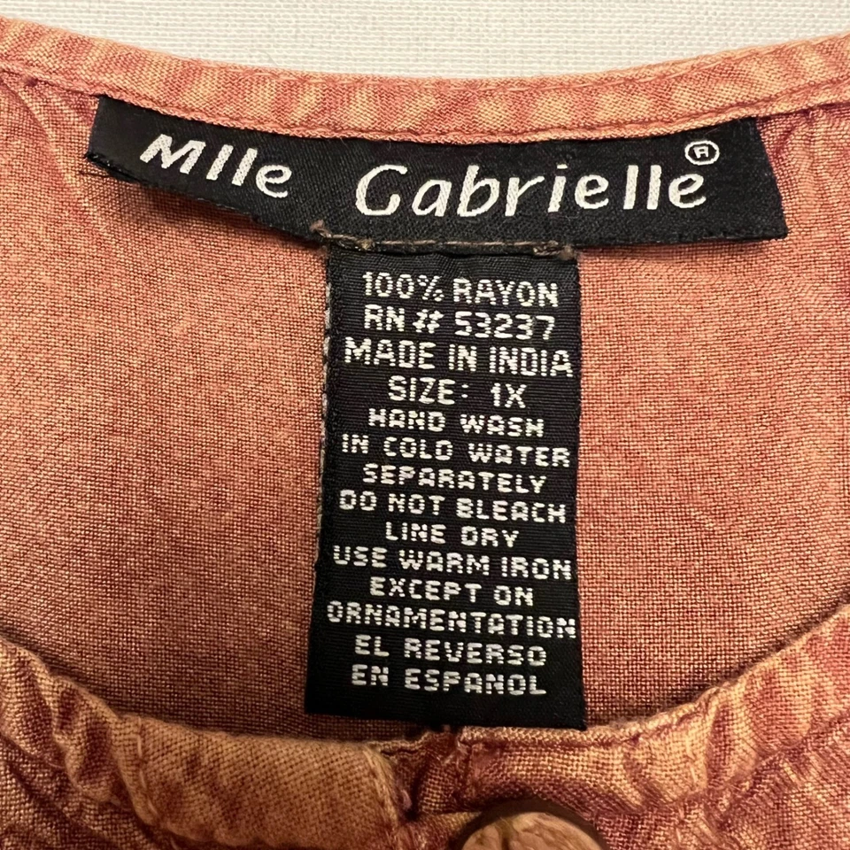 Túnica Mlle Gabrielle marrom bordada boêmia camponesa botão frontal tamanho 1X - Imagem 2 de 4