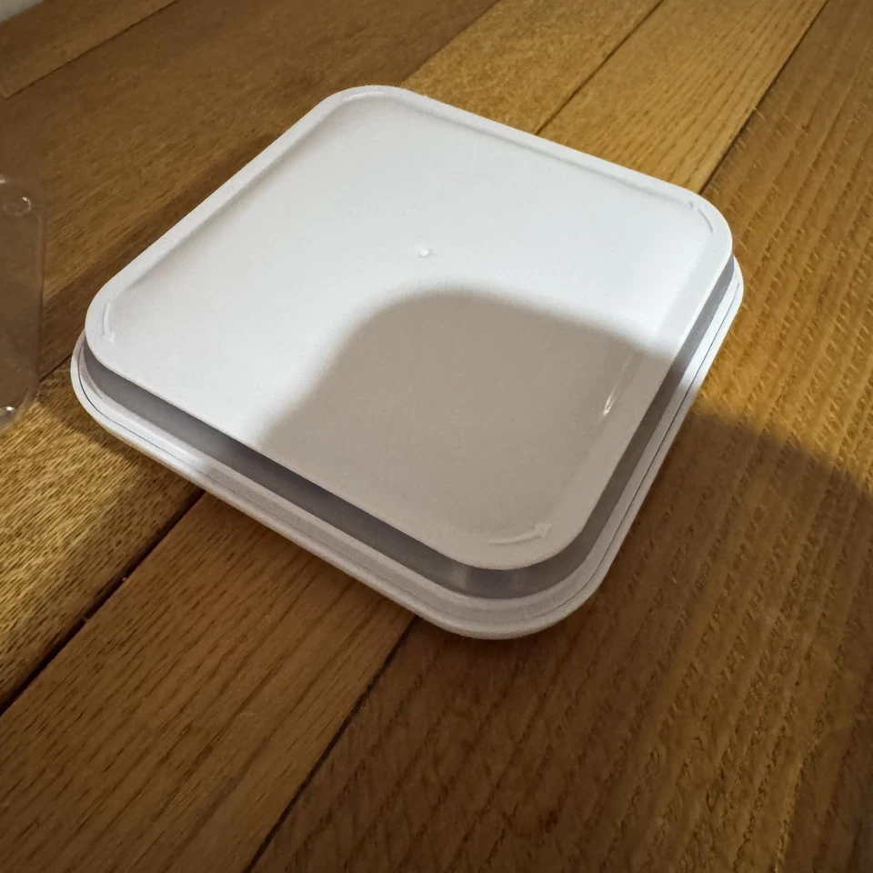 Contenedor de almacenamiento hermético OXO, de una sola prensa, cuadrado 2,4 qt (2 en total) Foto 4 de 4