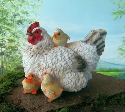 Sitzendes Huhn weiß 3 Küken Figur Deko Garten natürlich wetterfest Türdeko groß