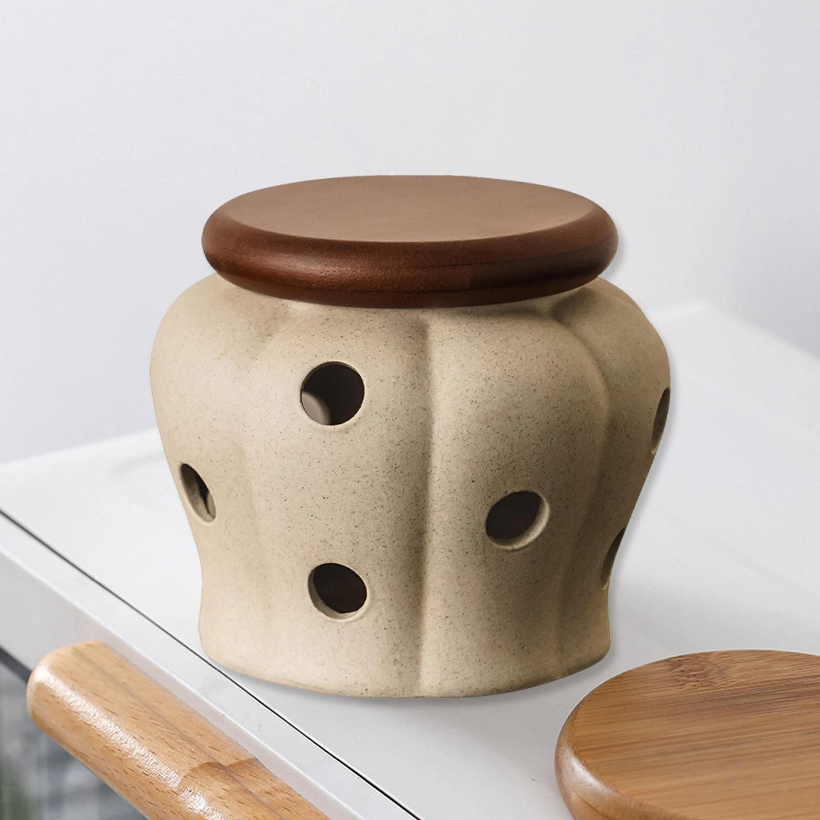 Durable Ceramic Garlic Holder with Lid Practical Storage Jar for Fresh Garlic in