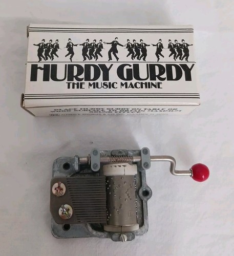 MÁQUINA DE MÚSICA RESISTENTE GURDY de colección con CAJA ~ Obras musicales de manivela *Granjero en Dell* - Imagen 1 de 3