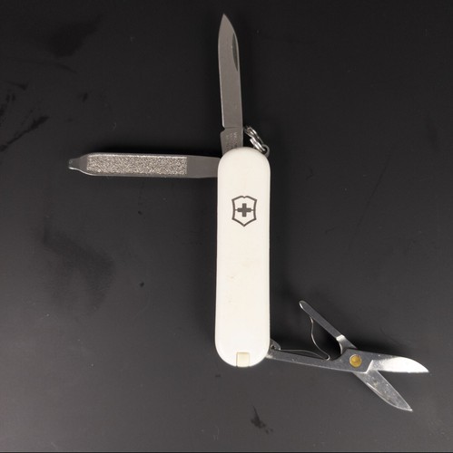 Swiss Army Knife Victorinox 58mm Classic SD Pocket Knife White Falling Snow - Picture 5 of 5