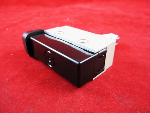 Omron ZC-Q2255 LIMIT SWITCH (PANEL MOUNT ROLLER PLUNGER) - Picture 3 of 3