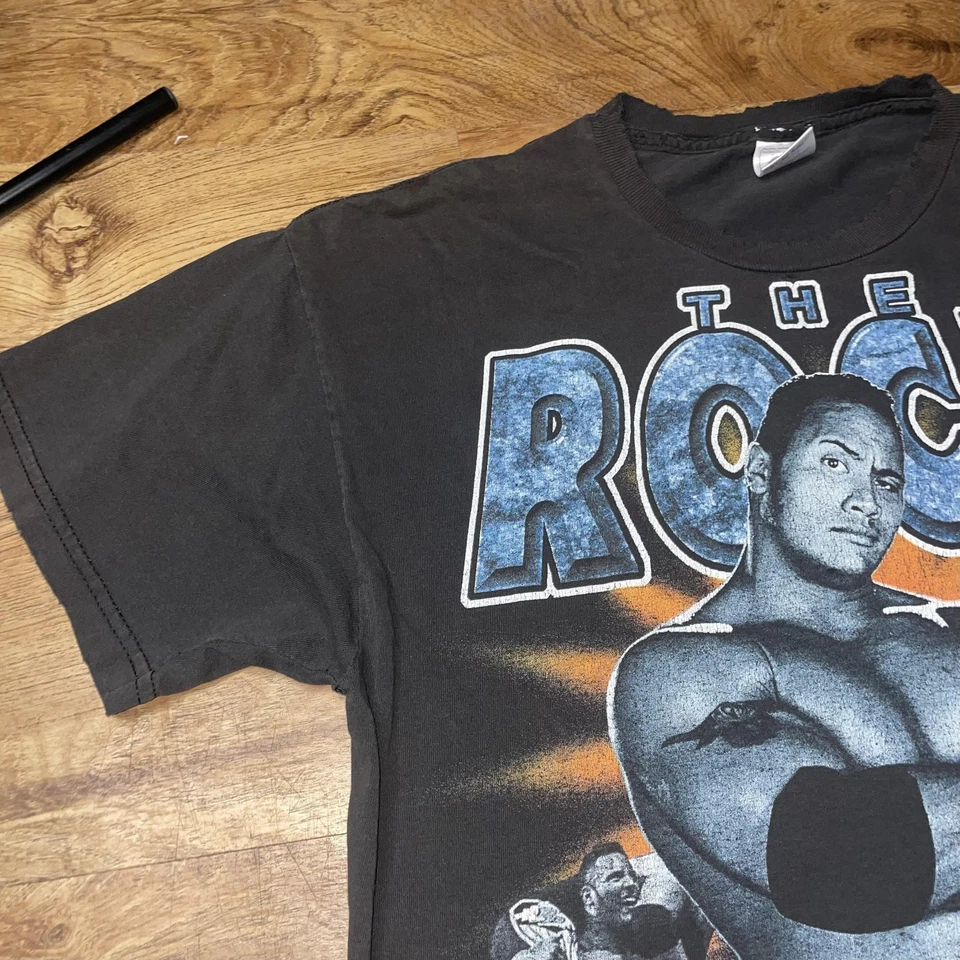 Camisa masculina vintage The Rock grande preta WWF luta livre conheça seu papel anos 90 angustiada - Imagem 2 de 4