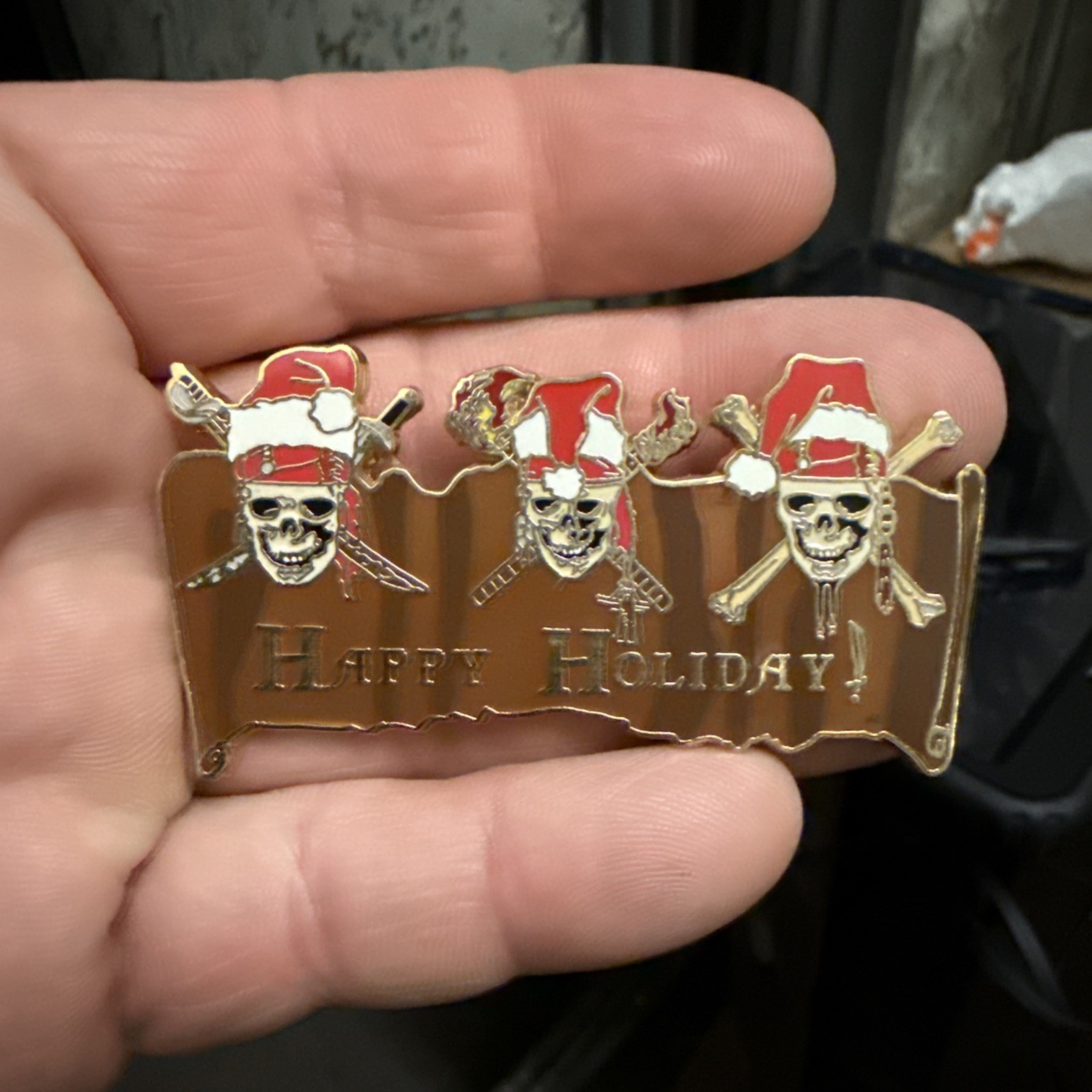 DISNEY DSF PIRATES OF THE CARIBBEAN HAPPY HOLIDAYS 2008 PIRATE SKULLS PIN LE 300