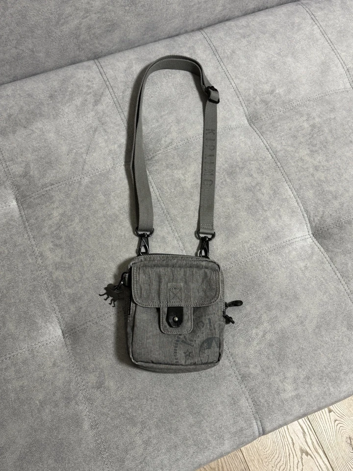 Mini Bolso Bandolera Mensajero Vintage Kipling Gris Militar Nylon Mono Y2K Foto 2 de 4