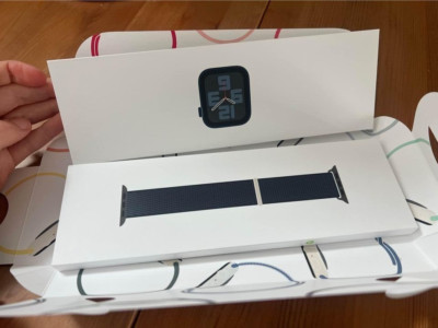 Apple Watch SE (2nd Gen) 40mm with Sport Loop for Wifi + Cellular - NEW IN BOX 