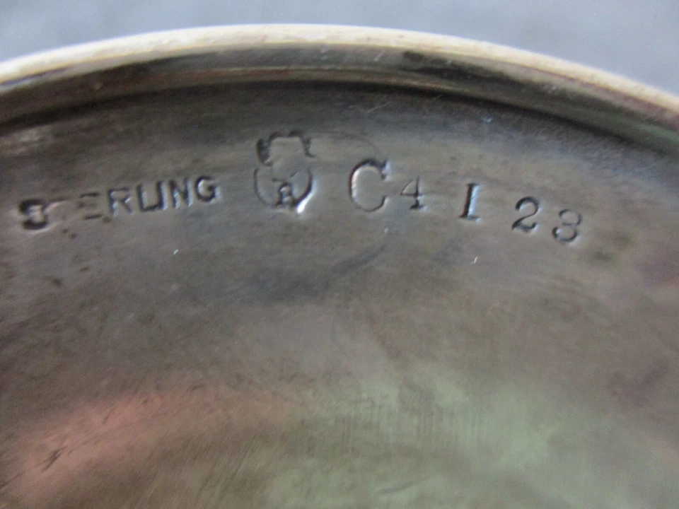 CUENCO PEDESTAL PLATA ESTERLINA REPUJADO DISEÑO FLORAL por SIMPSON HALL MILLER-112g Foto 3 de 4