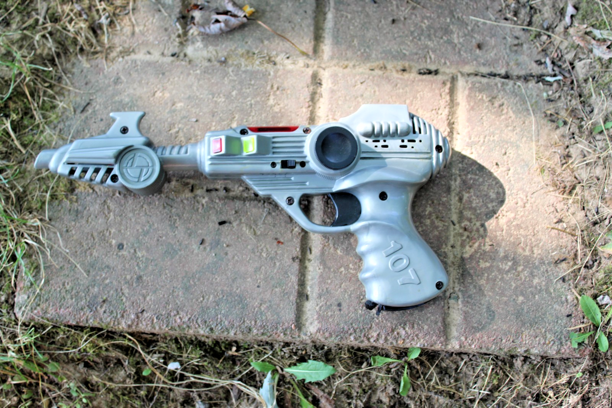 VINTAGE Laser Space Gun TG-107 Gray Version Ray Gun WORKS ~ LIGHTS