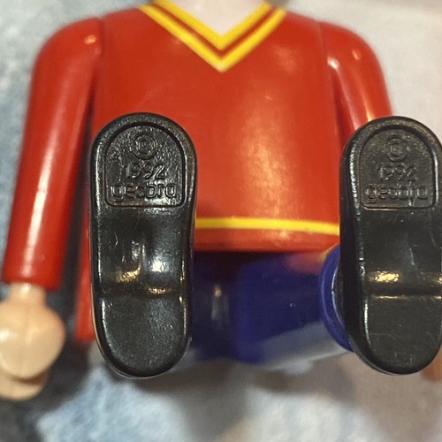 3 Playmobil Hombres Figuras Rojo Cuello en V Camisa Suéter Azul Pantalones Negros Zapatos Rayas - Imagen 11 de 14