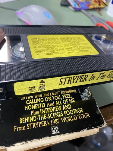 Stryper-By His Strypes: 25 Year Visual History Book 84-09 (2010) + VHS + Autos - Bild 20 von 23