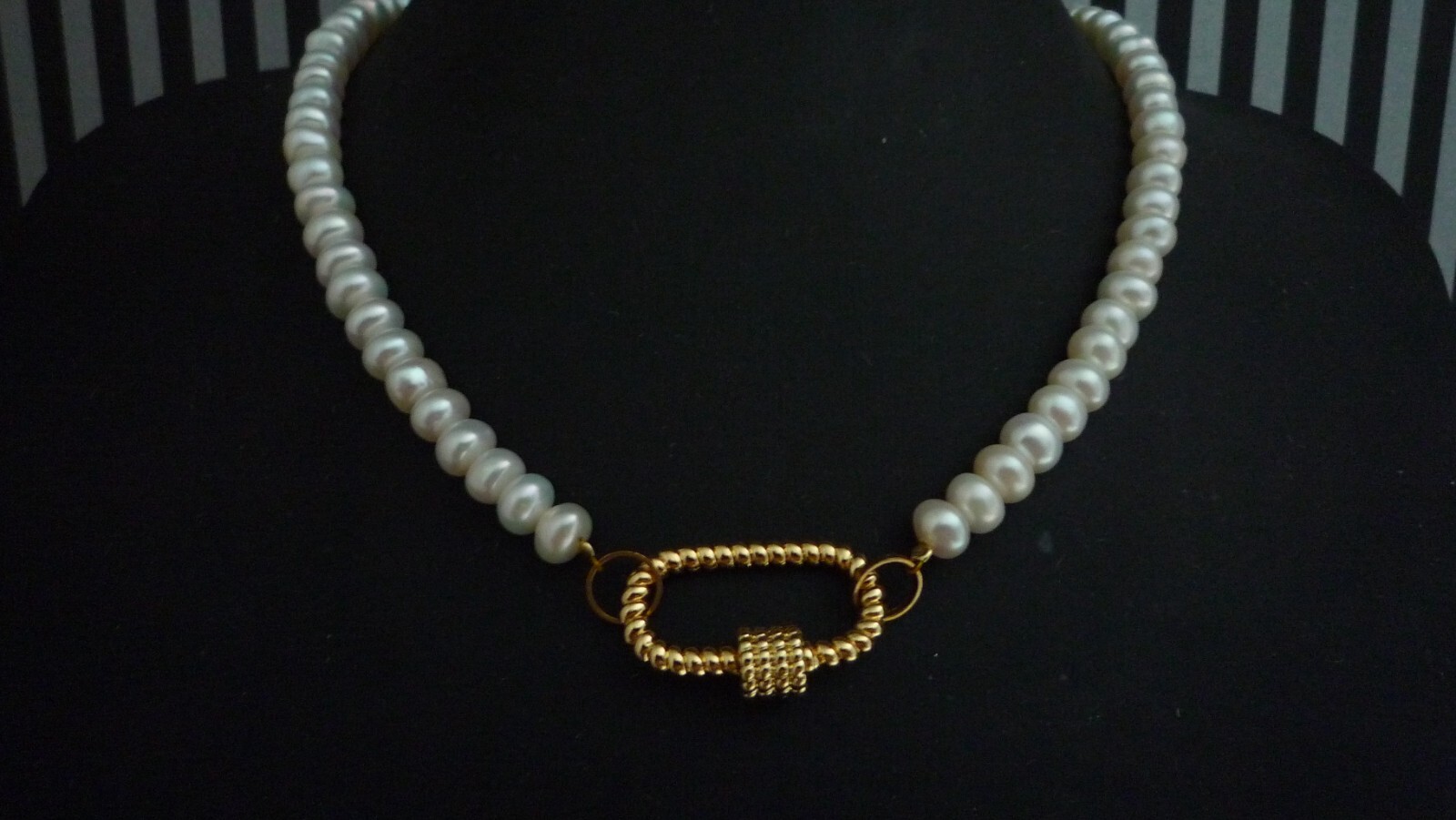 Collier perles de culture blanches ras de cou pour sublimer vos tenues de soirée