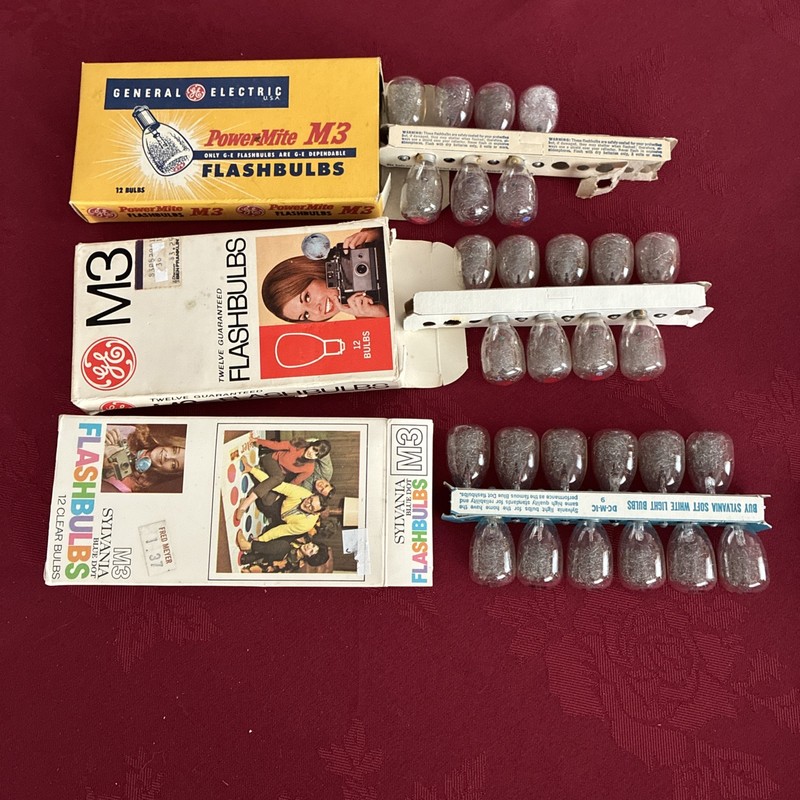 Lot of 28 Vintage GE & Sylvania Blue Dot M-3 CAMERA FLASHBULBS Photo Flash Bulbs