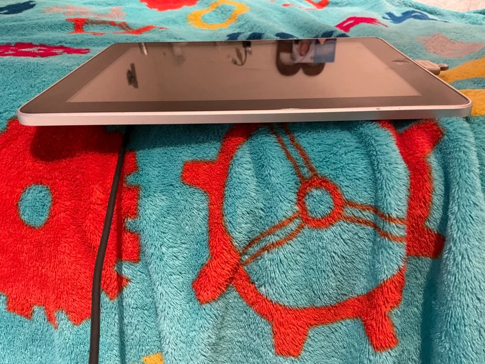 Apple iPad 1st Gen. 32GB, Wi-Fi, 9.7in - Black - Image 4 of 4