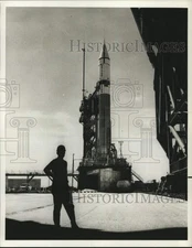 1964 Press Photo Technician & Atlas-Centaur launch vehicle, NASA, Florida
