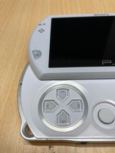 Consola de juegos portátil Sony PSP GO PlayStation blanca perla USADA PSP-N1000 AC100V - Imagen 3 de 9