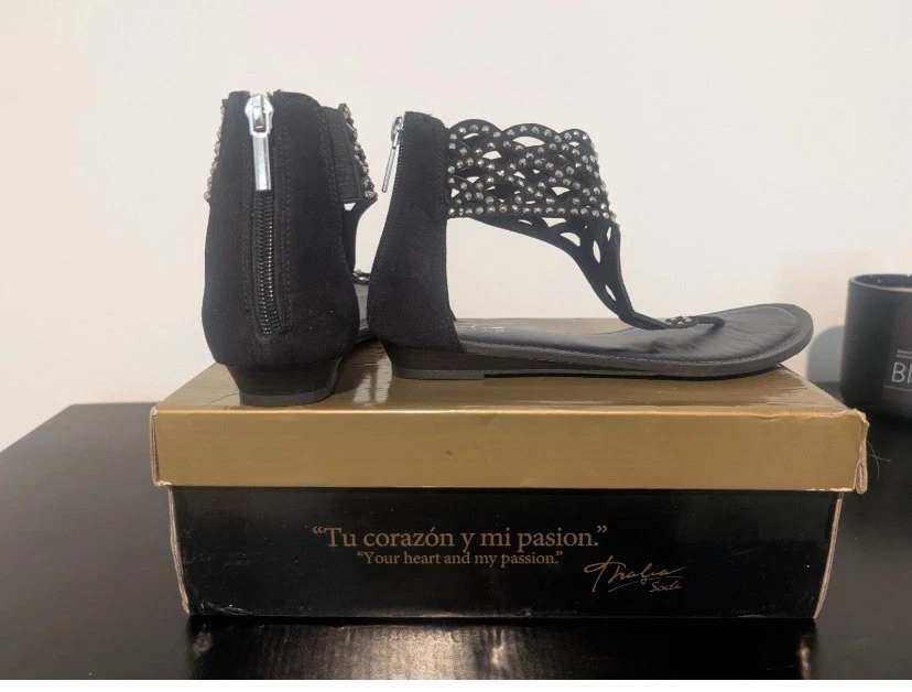 Sandalia Thalia Sodi Ilene Bling Tanga Negra Plana Negra Talla 7.5M Foto 2 de 4