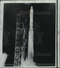 1968 Press Photo Delta Rocket Carrying Atlantic 3 Spacecraft Launches