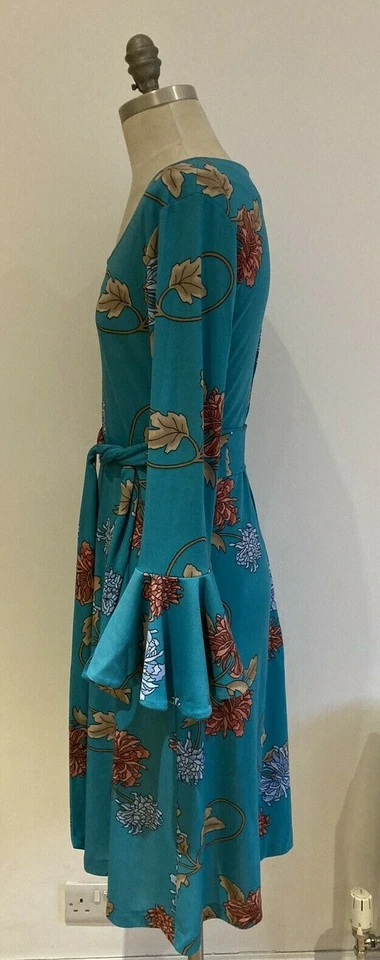 Vestido floral turquesa da década de 1970 por Laura Lee, Jamaica, 19" pit to pit aprox. - Imagem 3 de 4