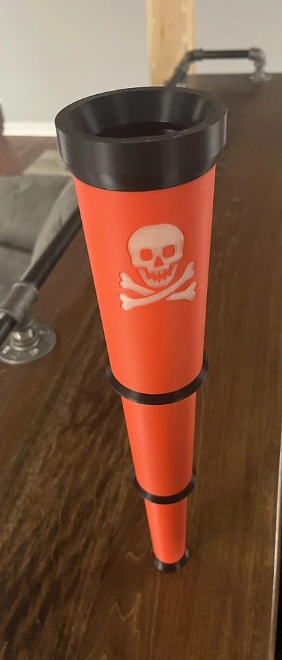 Cristal espía pirata colapsado con huesos cruzados que brillan en la oscuridad Foto 4 de 4