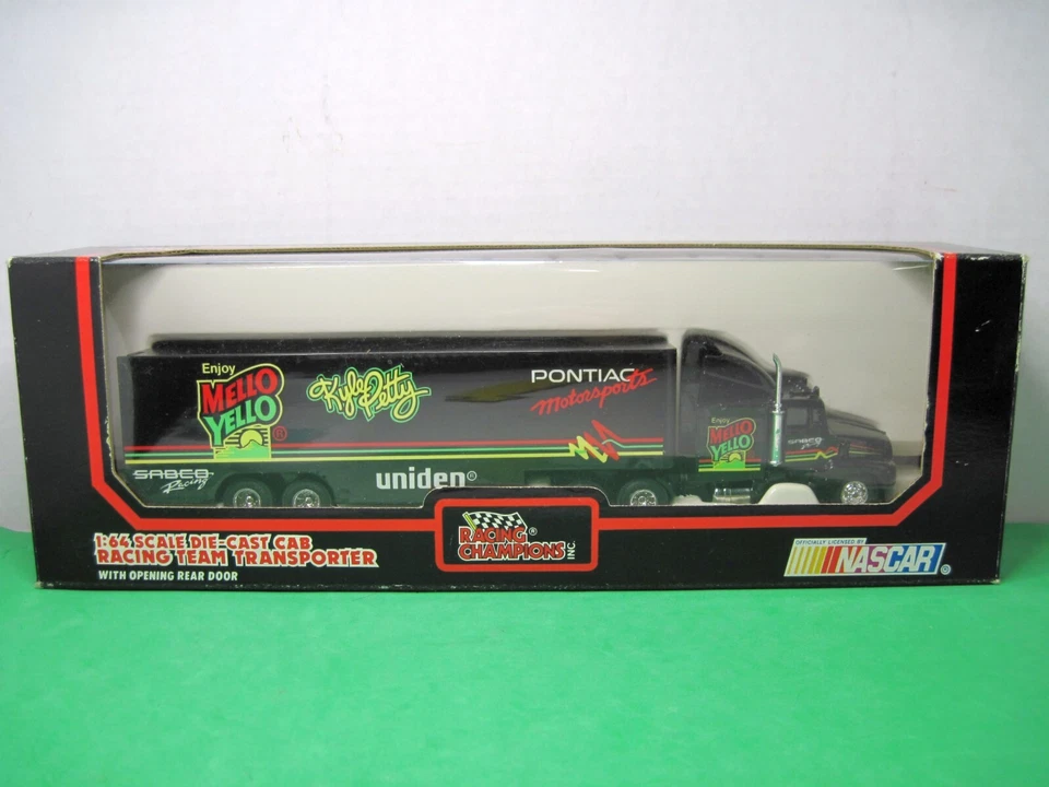 1992 年赛车冠军:Kyle Petty's MELLO 黄色车队运输车 1: 64 比例 — 第 2/4 张图片