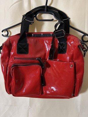 remonte Damen Schultertasche Rot/Schwarz Kunstleder Lackoptik RV Außentaschen