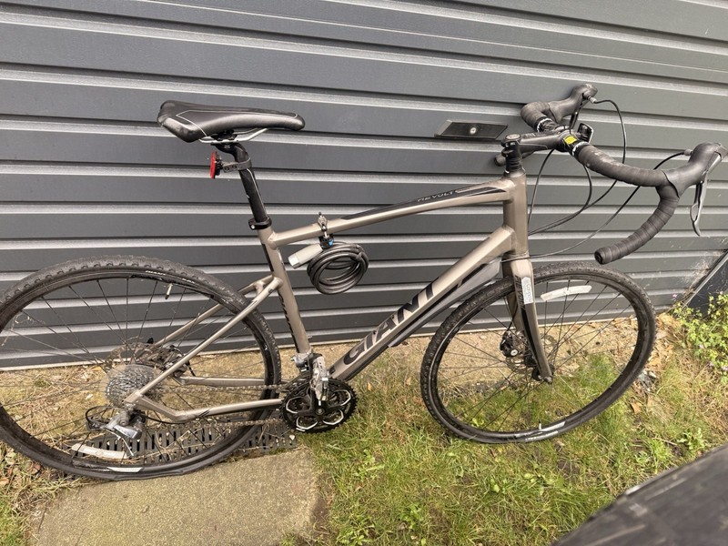 Giant Revolt XL Hybrid Bike Excellent Condition