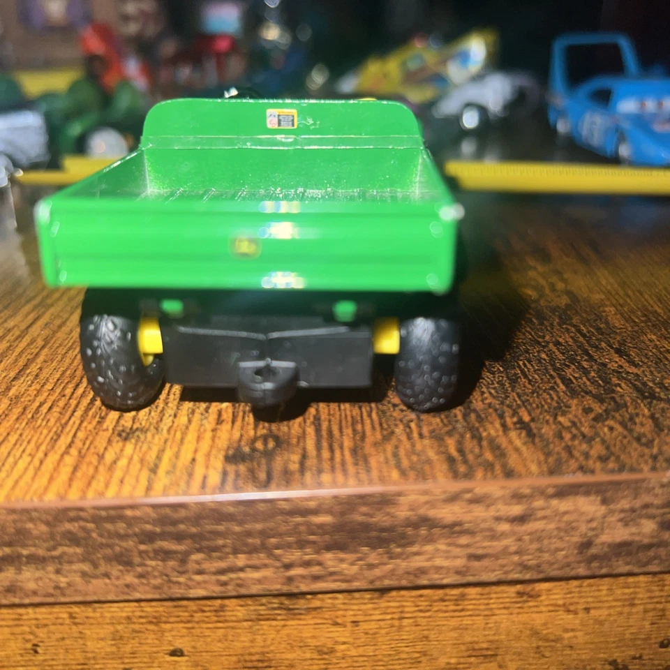 John Deere Side by Side UTV Gator Farm Vehicle Trailer Dump Bed 1:32 - Image 3 of 4