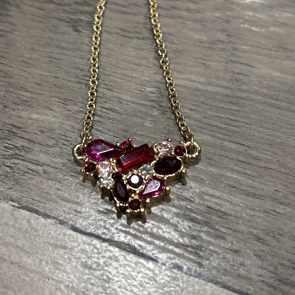 Белый дом черный рынок золотистый с розовыми и красными стразами  - Изображение 4 из 4