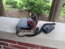 COBRA 19 PLUS 40 CHANNEL CB RADIO WITH MICROPHONE