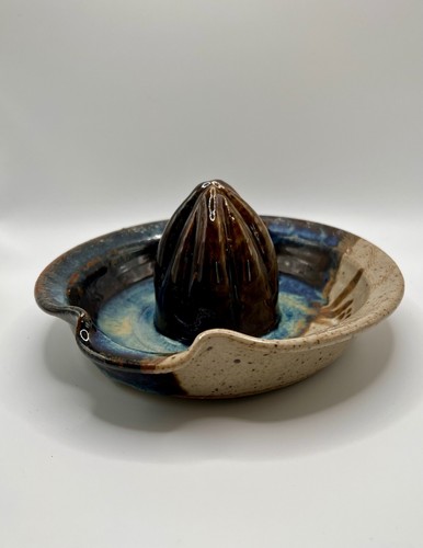 Signed Handthrown Studio Stoneware Pottery Ceramic Citrus Juicer w Spout & Strap - Picture 6 of 15