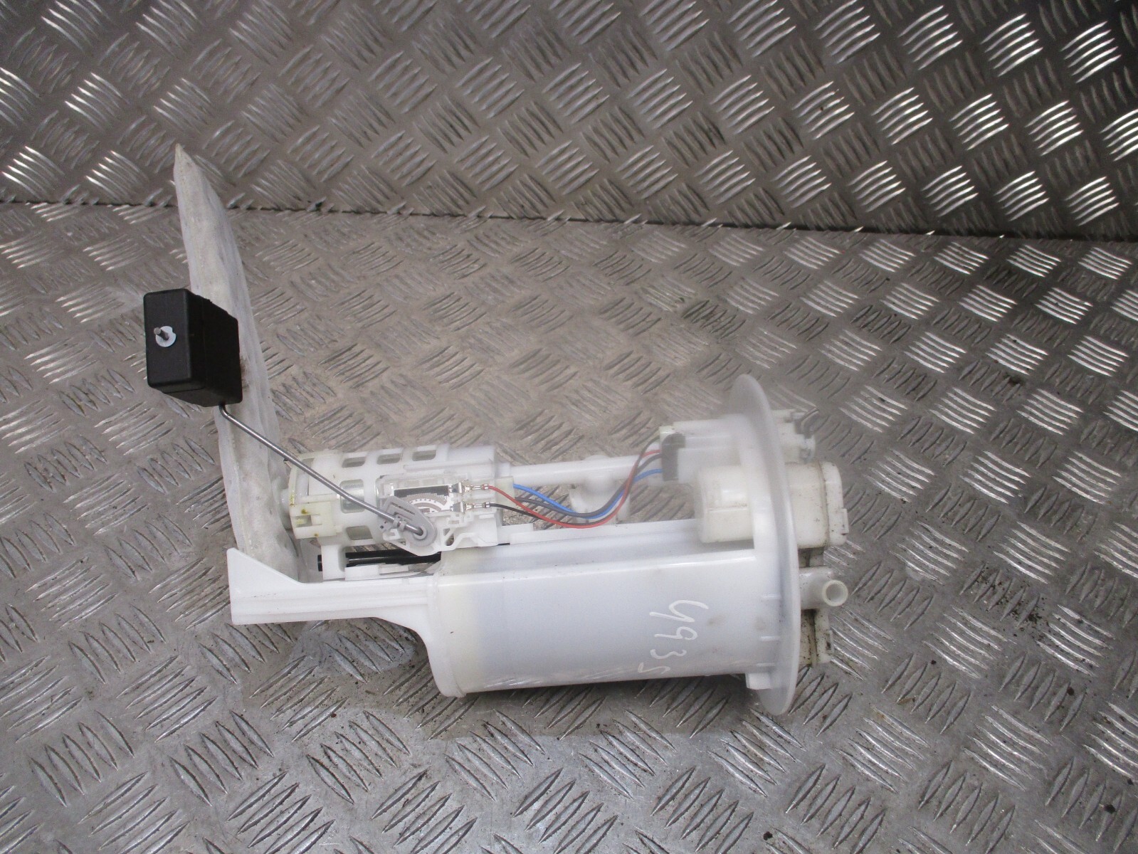 2016 GENUINE TOYOTA YARIS 1.3 PETROL IN TANK FUEL PUMP SENDER UNIT