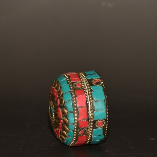 Collect Nepalese Inlaid Red Pine and Green Pine Gemstone Powder Box Ornaments - Picture 5 of 8