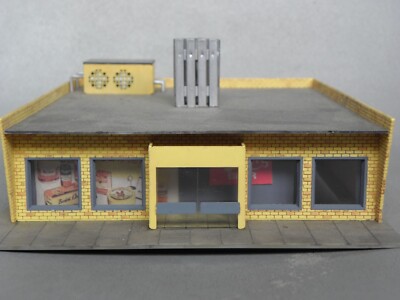 HELJAN 1702 OUT OF TOWN SUPERMARKT # VORGEBAUT #