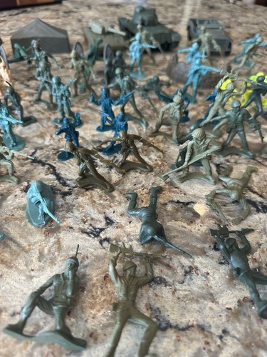 Vintage Mini Toy Soldiers Plastic Miniature 119 Pieces Jeep Cannon - Picture 4 of 13