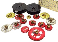 MECCANO GROUP OF 16 1950S PARTS - WHEELS, COG...