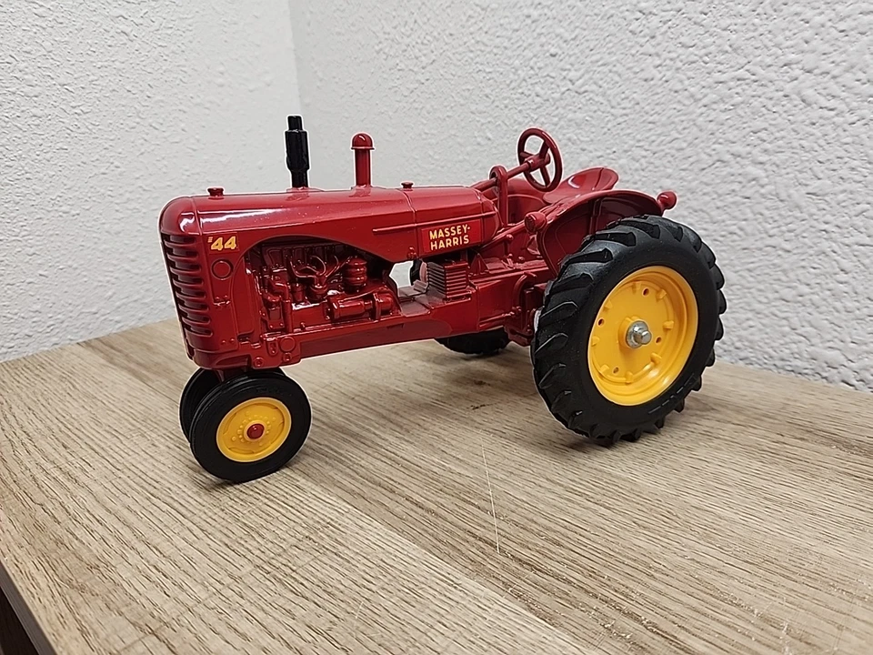 Ertl Massey Harris 44  Tractor ORIGINAL 1/16 Scale Diecast - Image 4 of 4
