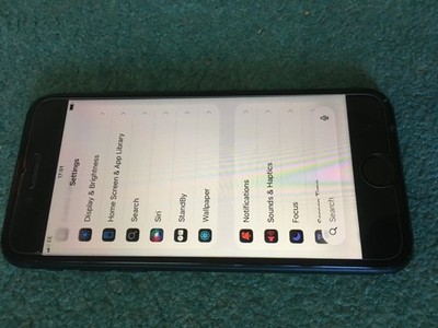 Apple iPhone SE 2022 3. Gen - 64GB - entsperrtes Smartphone / gesprungenes Display.