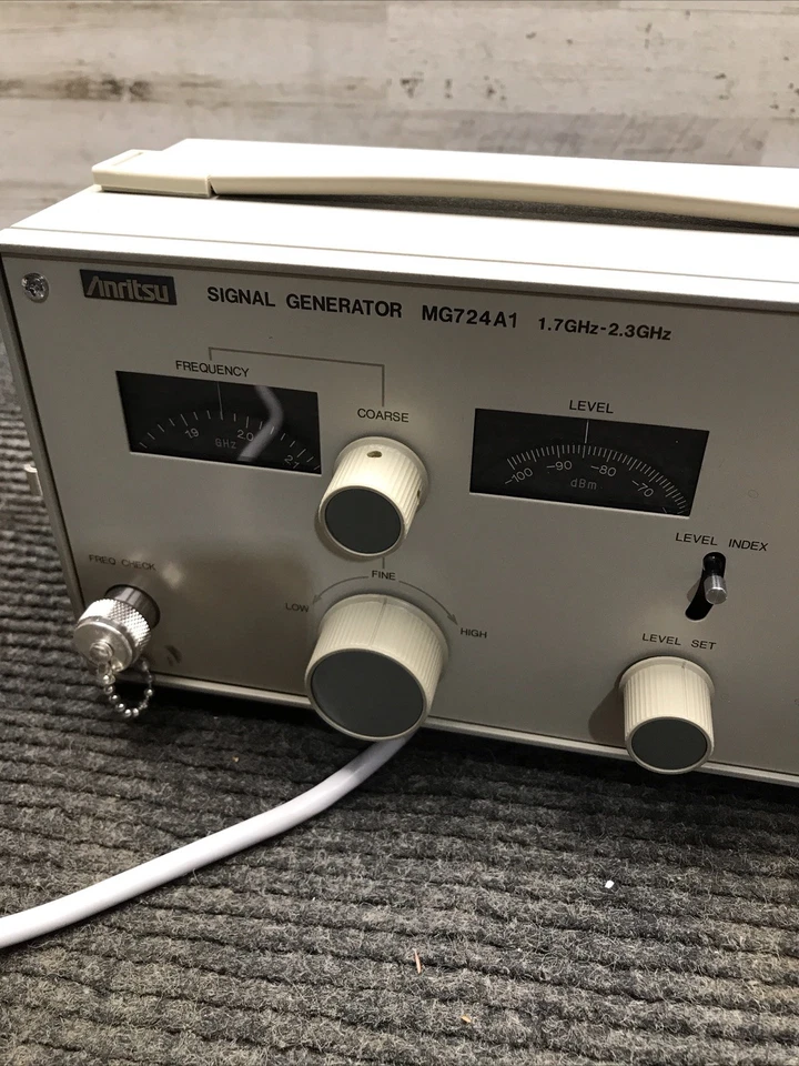 Generador de señal RF Anritsu Corp. MG724a1 (1,7-2,3 GHz, 115 VCA, 0,2 A) Foto 4 de 4