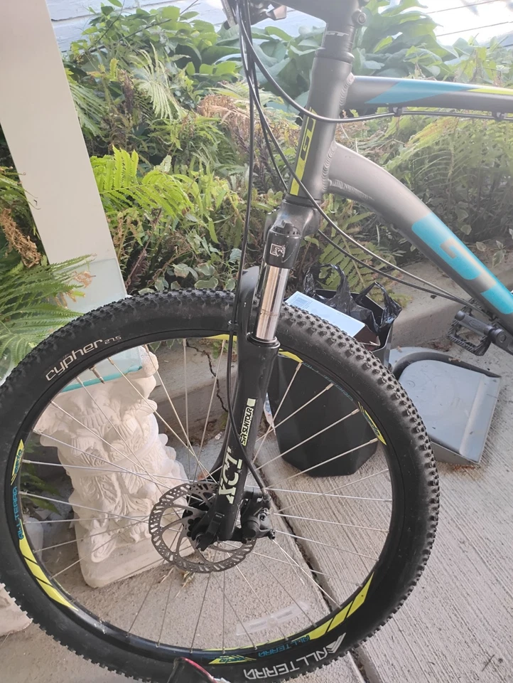 GT agresor 2021 colores neón Foto 2 de 4