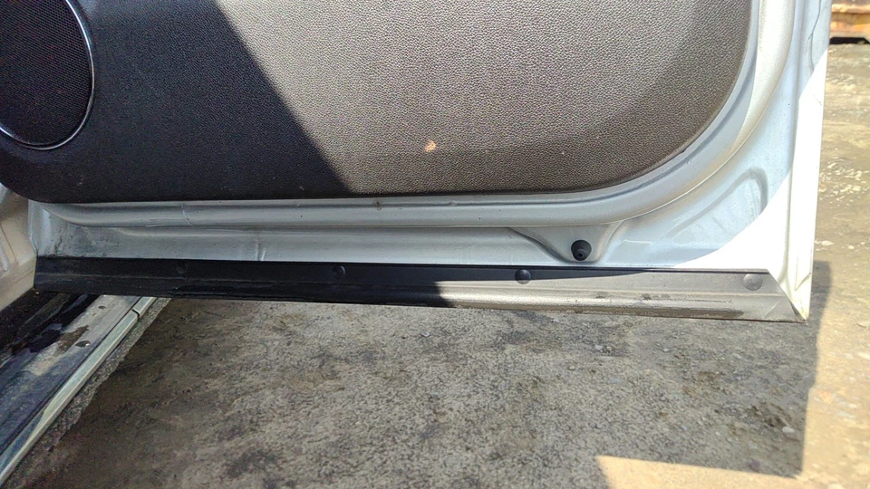 14 ESCALADE ESV Rear Door Passengerradiant Silver Metallic gan - Изображение 2 из 2