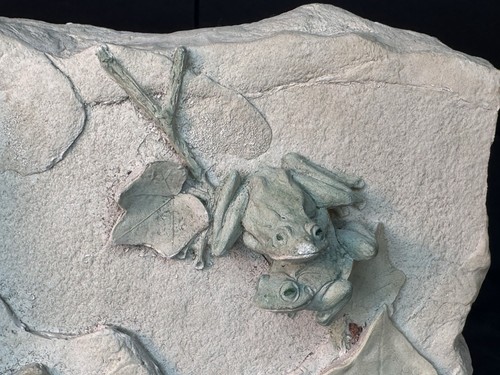 Terri Russell UDC 1997 Stone Sculpture Wall Hanging Frogs Signed - Picture 18 of 24