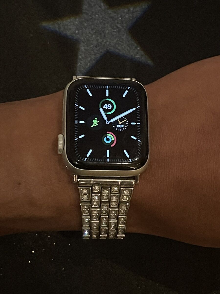 Apple Watch Series 5 40mm Aluminium Case with White Sport Apple Watch Series 5 40mm Aluminium Case with White Sport