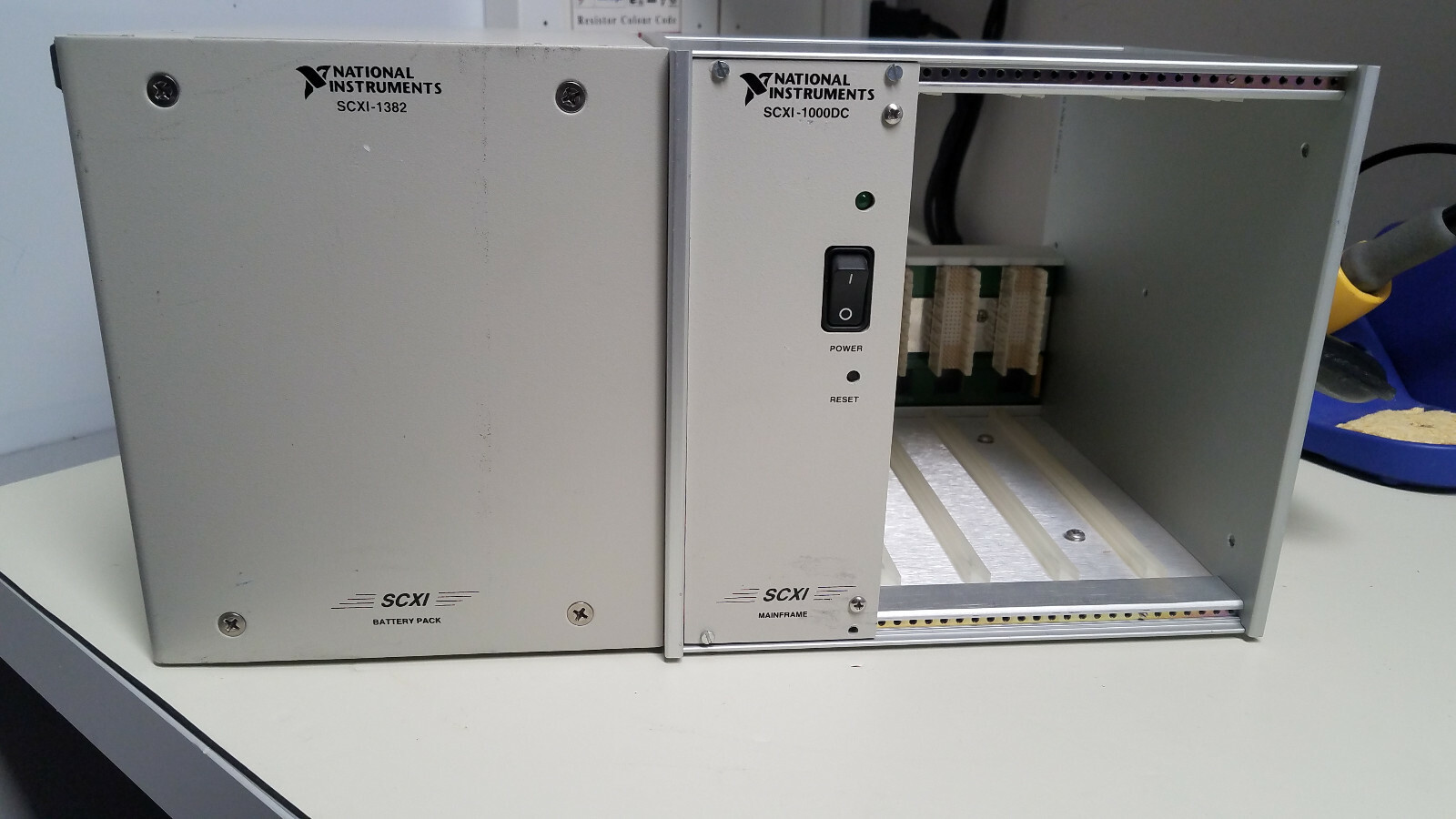 National Instruments NI SCXI-1000DC 4-Slot Chassis with SCXI 1382 Battery Pack