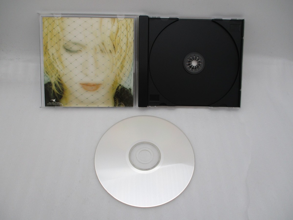 LAREINE CD ETUDE & LILLIE CHARLOTTE within Metamorphose