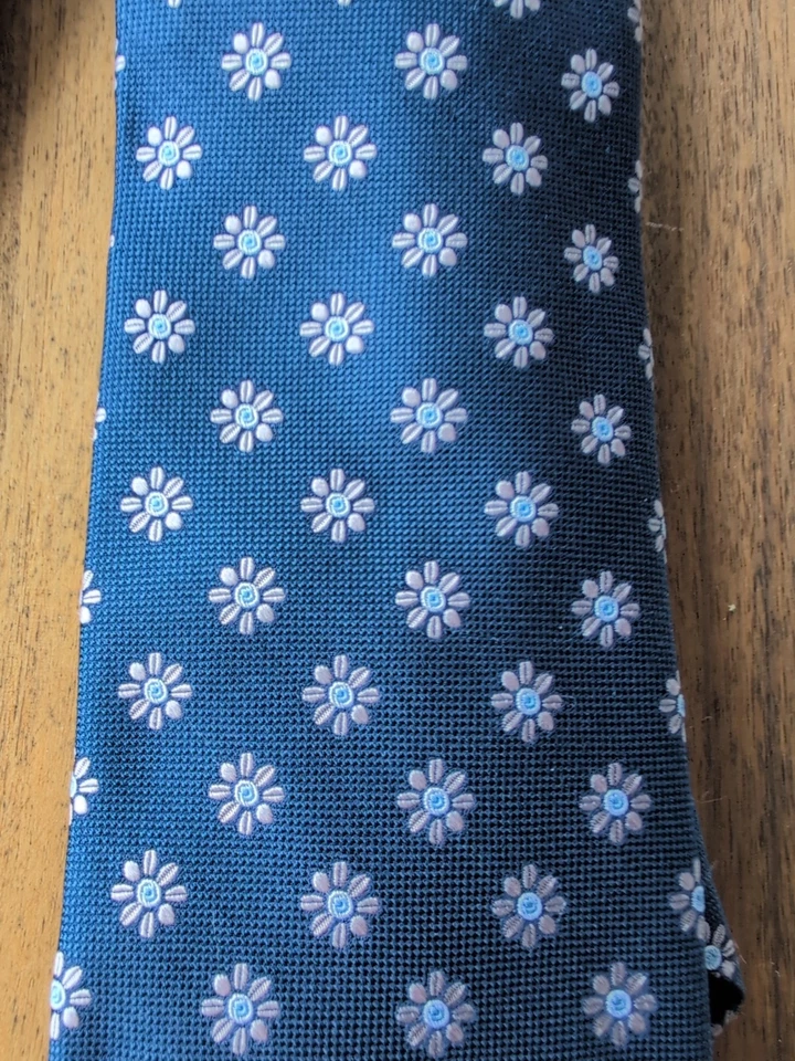 Corbata Club Room para hombre azul marino con patrón de flores Foto 3 de 3